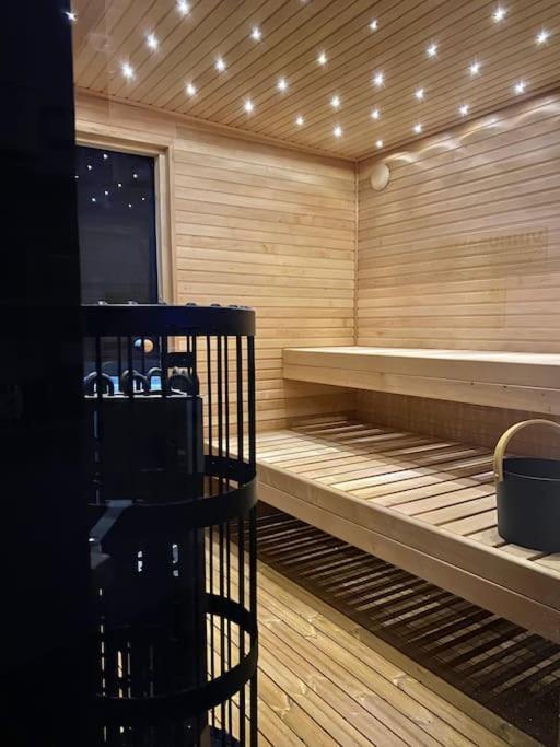Luxury Lakefront Villa, Infinity Hot Tub And Sauna *