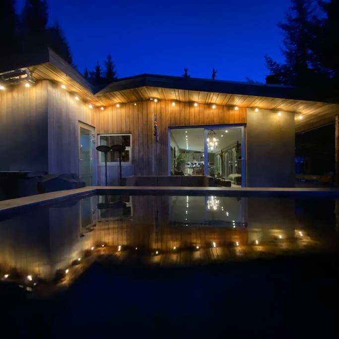 Luxury Lakefront Villa, Infinity Hot Tub And Sauna Villa *