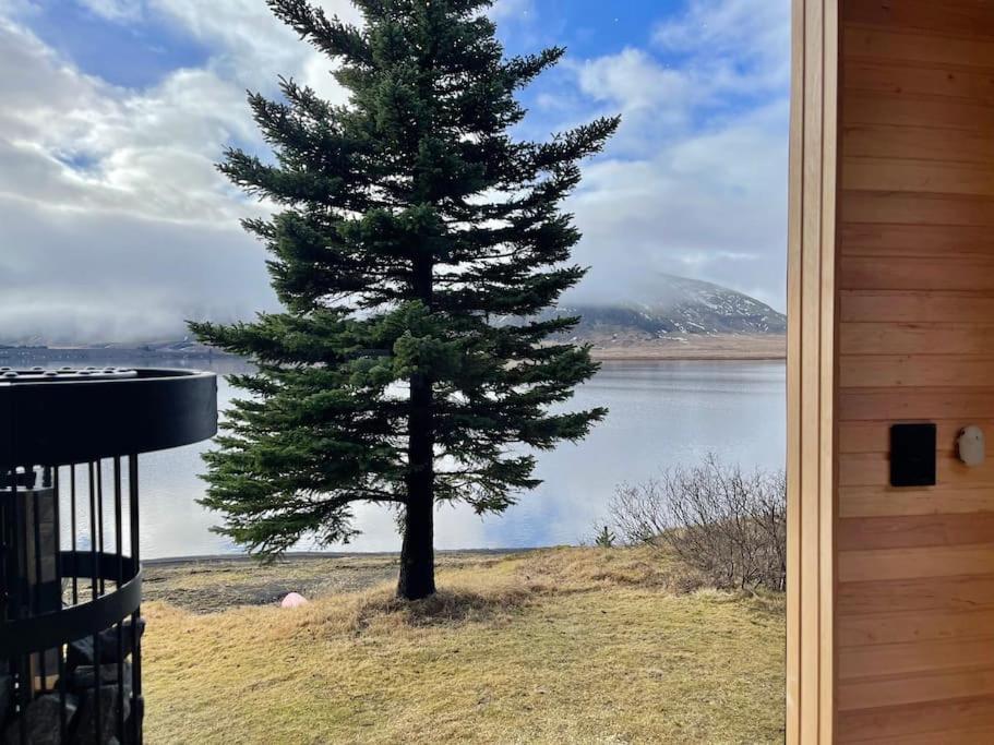 Luxury Lakefront Villa, Infinity Hot Tub And Sauna Villa