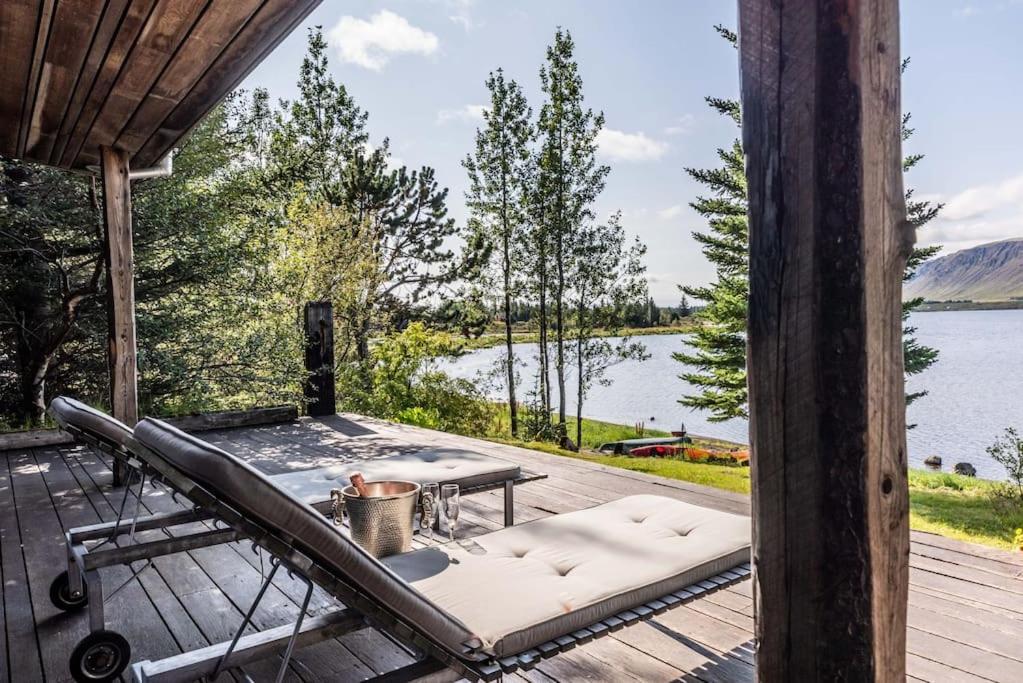 Luxury Lakefront Villa, Infinity Hot Tub And Sauna Villa