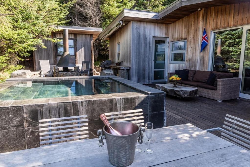 Villa Luxury Lakefront Villa, Infinity Hot Tub And Sauna