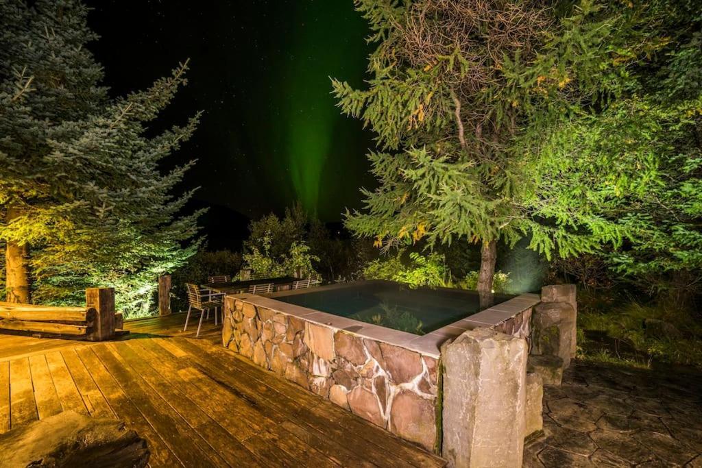 Luxury Lakefront Villa, Infinity Hot Tub And Sauna Villa