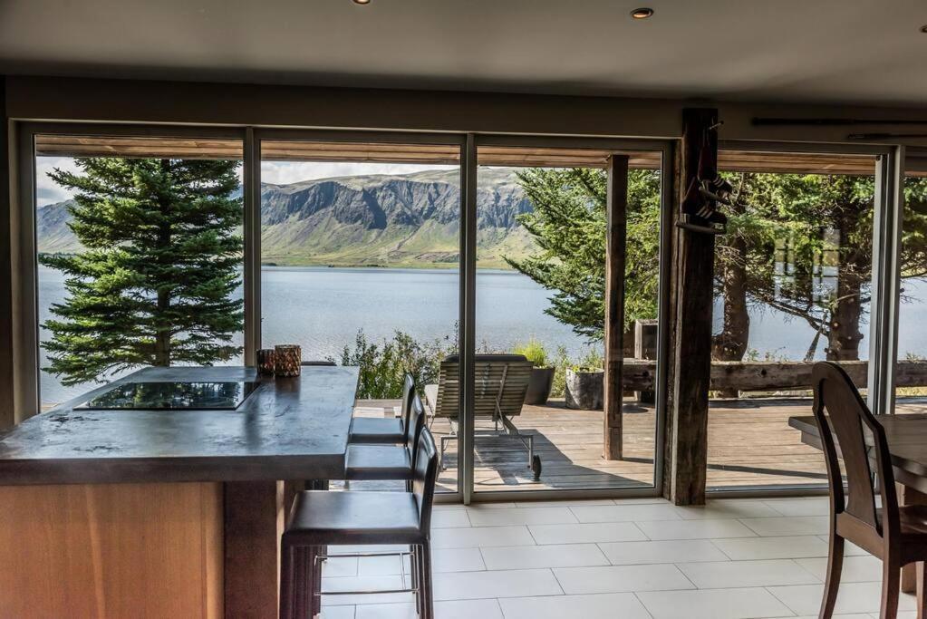 Luxury Lakefront Villa, Infinity Hot Tub And Sauna *